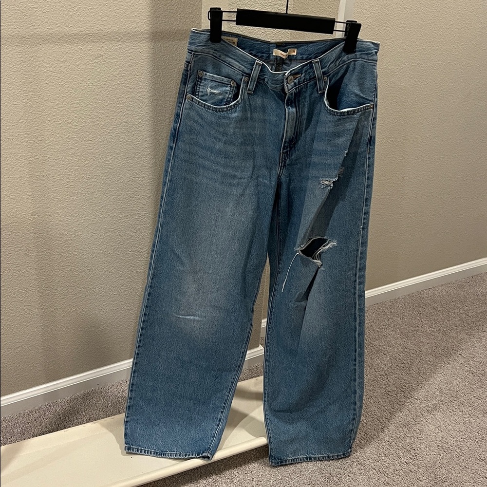 Levi baggy dad Jean w/ distressing